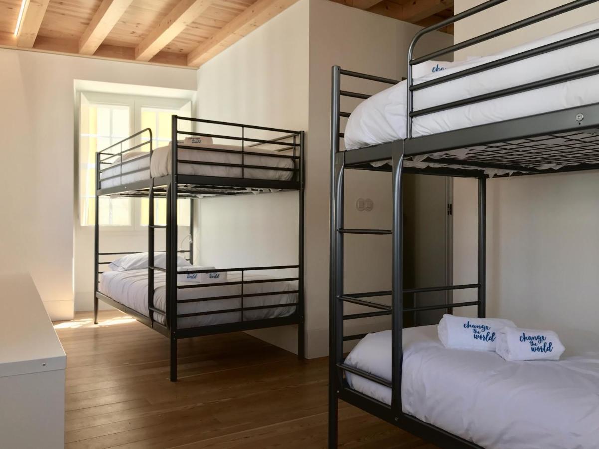 Cama num Dormitório Misto com 4 Camas